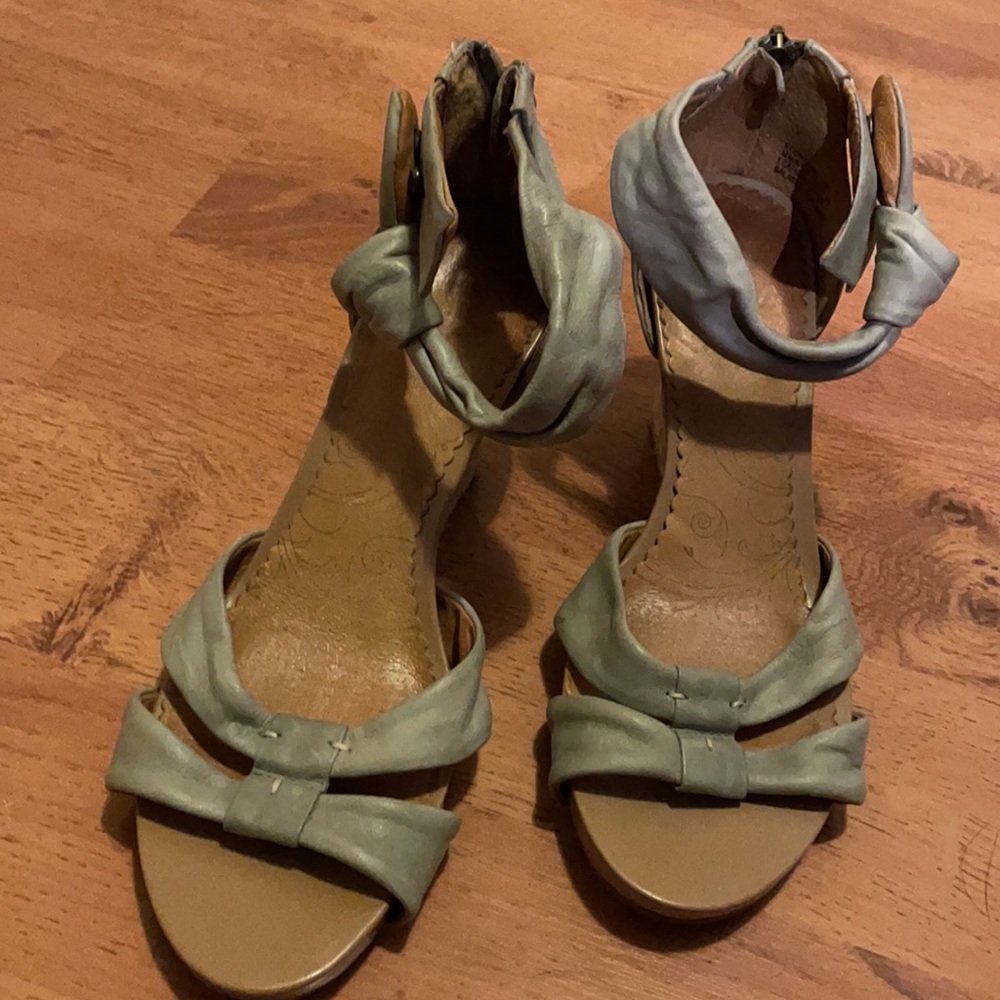 Clark’s light gray wedges